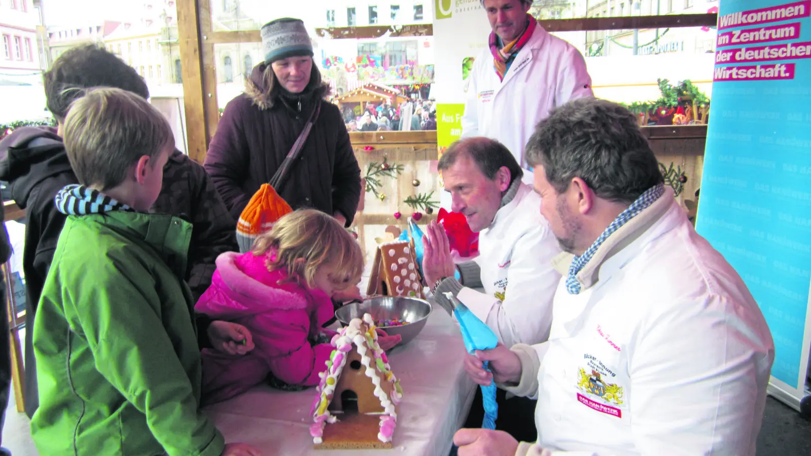 Unter fachkundiger Anleitung sind Lebkuchenhäuser entstanden, diesmal werden Lebkuchenherzen verziert.  (Foto: red )