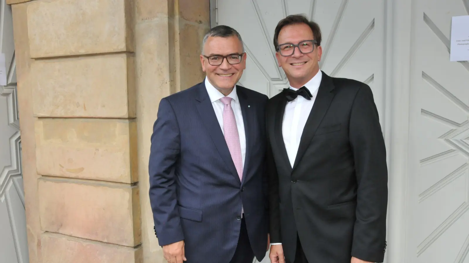 Auf Einladung des Landtagsabgeordneten Franc Dierl (r.) hat der Leiter der Bayerischen Staatskanzlei Florian Herrmann den Auftakt des Festivals Bayreuth Baroque im Markgräflichen Opernhaus besucht.  (Foto: red )