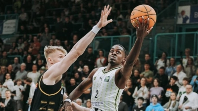 Tehree Horn (rechts, hier im Heimspiel gegen die Kirchheim Knights) spielt auch in der kommenden Saison für den BBC Bayreuth. (Foto: Thorsten Ochs)