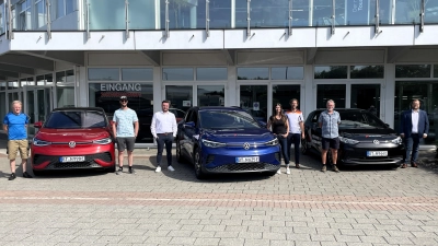 Regionalleiter VW Pkw, Uwe Philipp sowie der Verkaufsleiter Maximilian Landgraf aus Hof und Verkäufer Simon Cziba übergaben die Autos an die drei Gewinner Tobias Forster, Julia Köhler und Hans-Ulrich Pollmüller. (Foto: red )