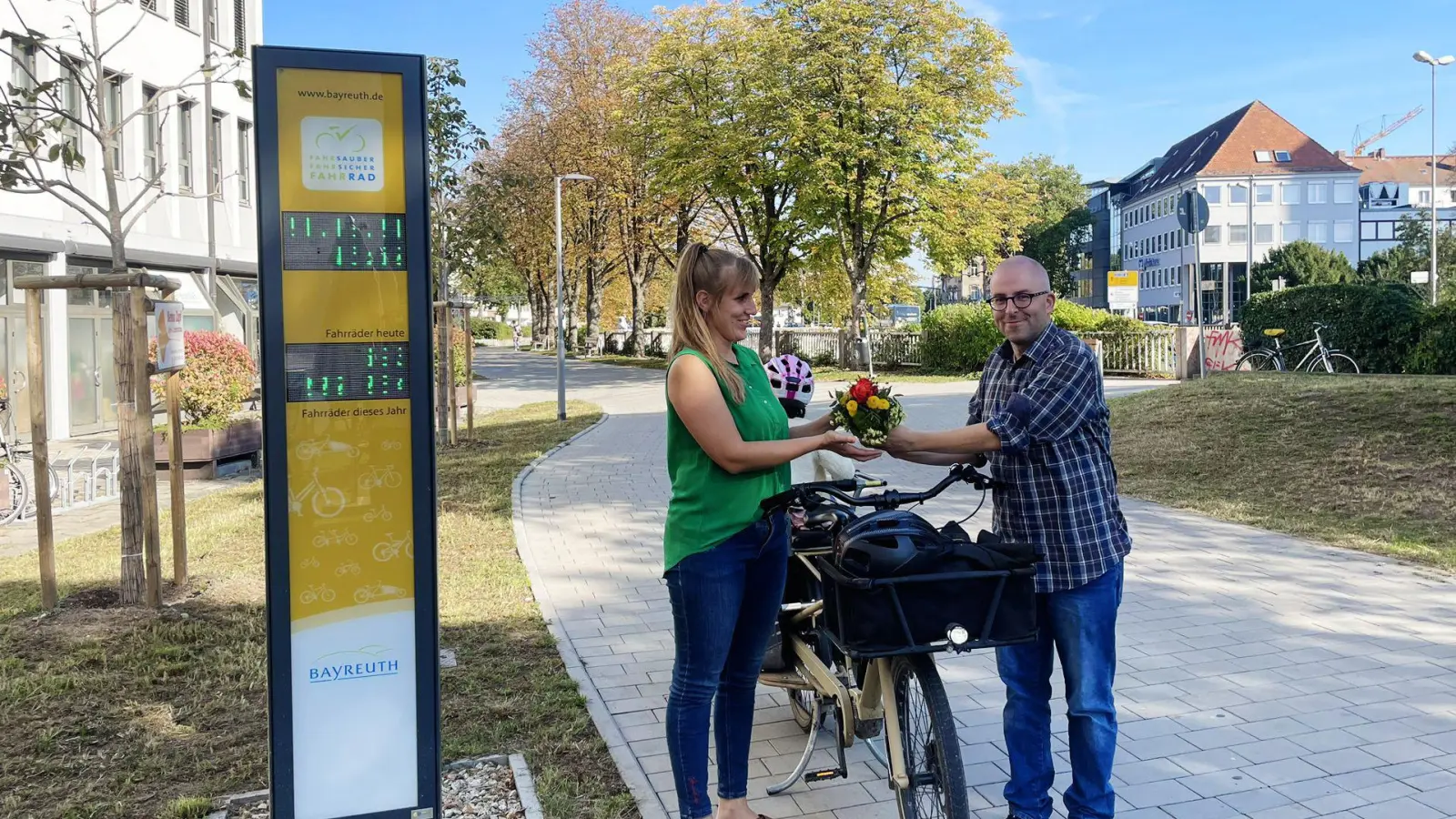 Tanja Löcker mit Sebastian Norck, Nahmobilitätsbeauftragter der Stadt Bayreuth, an der Radzählstelle am Peter-Färber-Weg.  (Foto: Stadt Bayreuth )