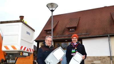 Kommunalberater Burkhard Butz (rechts) von Bayernwerk und Bürgermeister Martin Dannhäußer freuen sich über die jetzt komplette Umrüstung auf LED-Leuchten in der Stadt. Mit auf dem Bild Christian Bittner von der ausführenden Firma Wittmann aus Eschenbach. Foto: Udo Fürst  (Foto: uf)