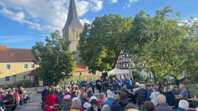 Ein belebter Mistelgauer Ortsmittelpunkt: 300 Besucher lauschen am Hannasenplatz der Gruppe Belcanto Vocale. (Foto: Horst Mayer)
