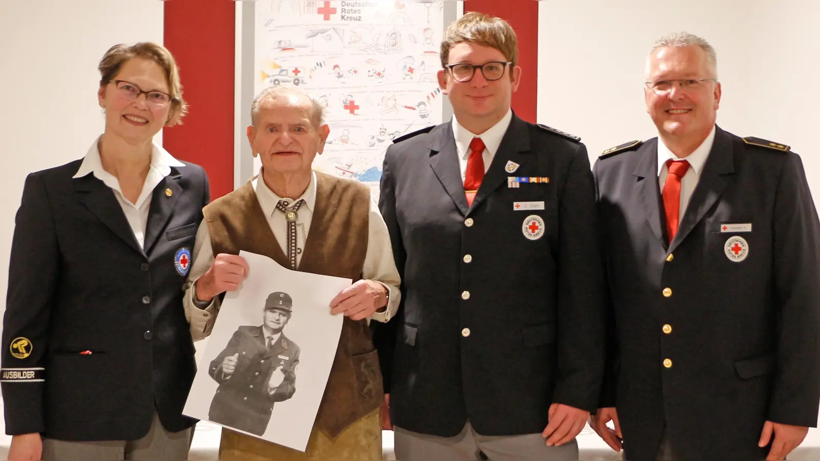 Karin Diehl (Vorsitzende der Wasserwacht Ortsgruppe Bayreuth), Konrad Porsch, Johannes Stahl (Leiter BRK-Bereitschaft Bayreuth I) und Bernd Neukam (Kreisbereitschaftsleiter BRK-Kreisverband Bayreuth) (Foto: Tobias Schif / BRK-Bayreuth.)