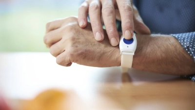 Das Johanniter-Hausnotruf Armband: Ein Knopfdruck genügt, um im Notfall Hilfe anzufordern. (Foto: Marcus Brodt)