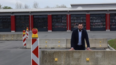 Bürgermeister Christian Brunner hinter einer Betonleitwand: Sattelschlepper sollen draußen bleiben. (Foto: Lenkeit)
