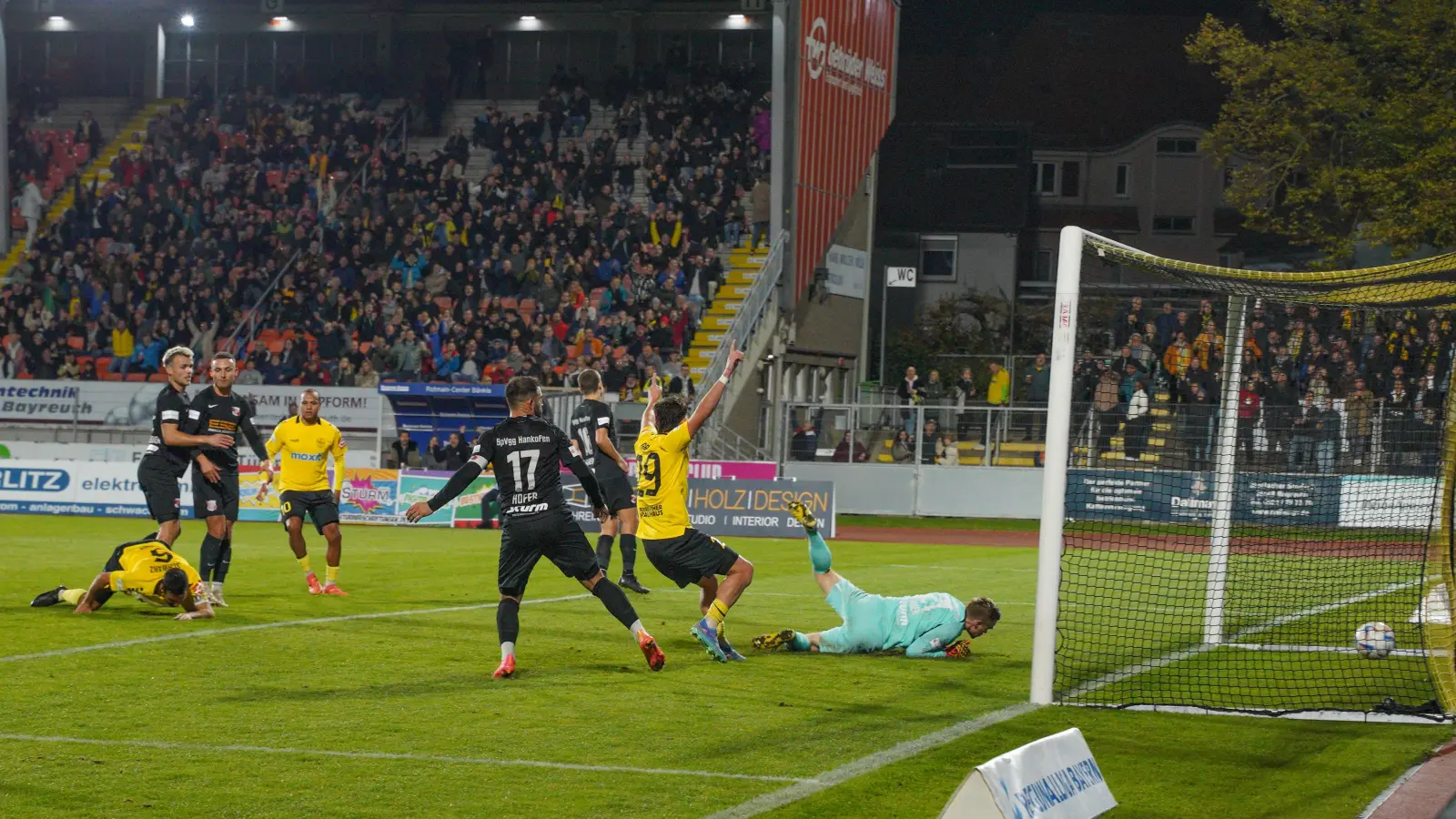 Wie beim jüngsten Heimspiel gegen die SpVgg Hankofen-Hailing (Bild) will die SpVgg Bayreuth auch am Samstag in Buchbach wieder jubeln können. (Foto: Archiv/sd)