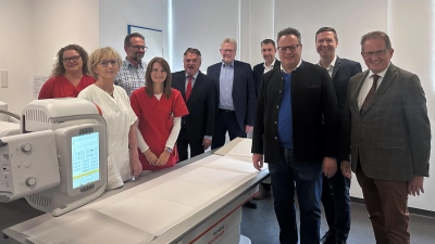 Das Praxisteam des Ambulantes Zentrums für Radiologie in Kulmbach um Dr. Klaus Pfaffenberger (hinten links) begrüßte prominente Gäste bei der Inbetriebnahme des neuen Röntgengeräts. V.r.: Dietmar Pawlik, Geschäftsführer der Klinikum Bayreuth GmbH und der MedZentrum Klinikum Bayreuth GmbH, Landrat Florian Wiedemann (Landkreis Bayreuth), Oberbürgermeister Ingo Lehmann (Kulmbach), Hannes Diener, Leiter Ambulante Medizin der Klinikum Bayreuth GmbH, Oberbürgermeister Thomas Ebersberger (Bayreuth) und Landrat Klaus Peter Söllner (Landkreis Kulmbach). (Foto: red )