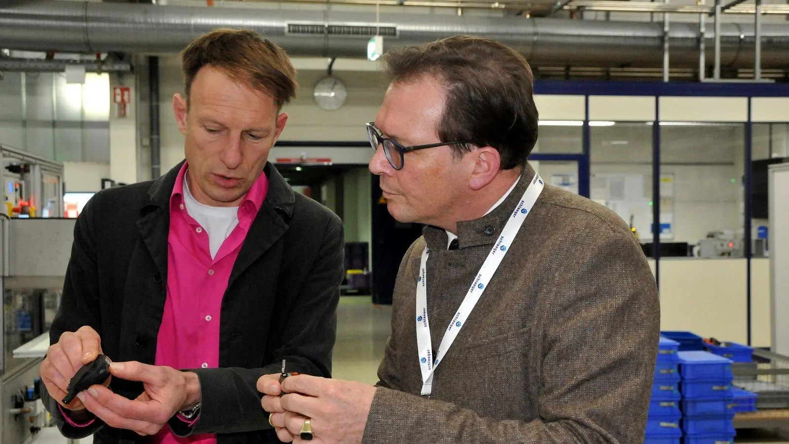 Schlaeger-Geschäftsführer Anton Fuchs (rechts) erläuterte dem Landtagsabgeordneten Franc Dierl die Produktionsverfahren.  (Foto: Stephan Herbert Fuchs)