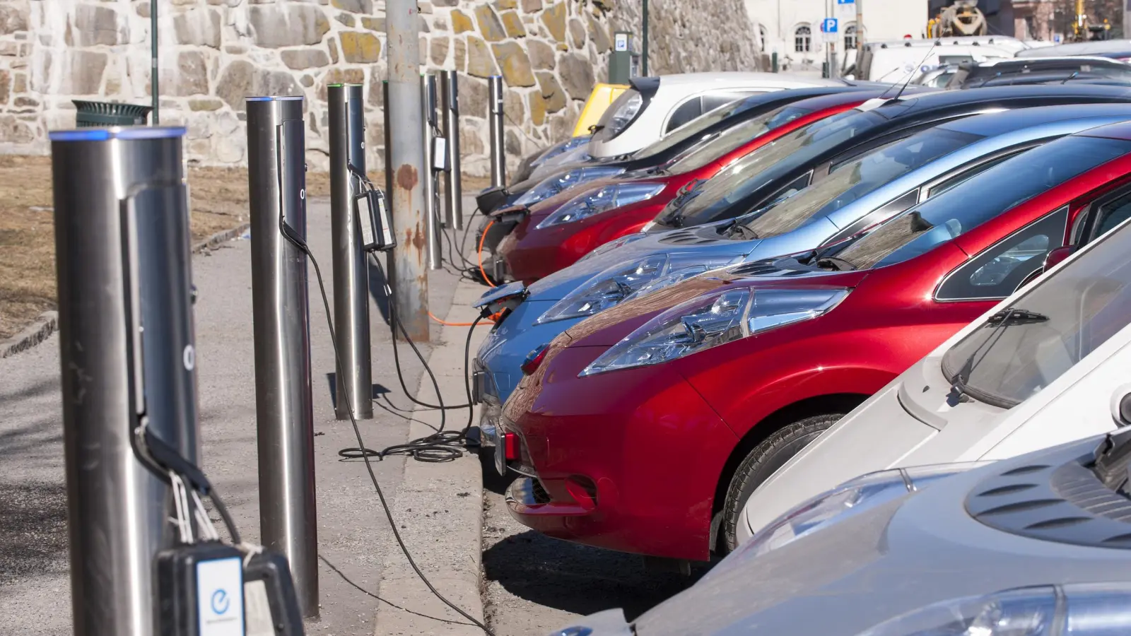 Der Zentralverband Deutsches Kfz-Gewerbe (ZDK) fordert richtige Rahmenbedingungen, damit die Elektromobilität nicht floppt. Dazu gehört angesichts der hohen Stromkosten in Deutschland, dass die Ladetarife <br>dauerhaft deutlich gesenkt werden.  (Foto: auto-Medienportal.Net)