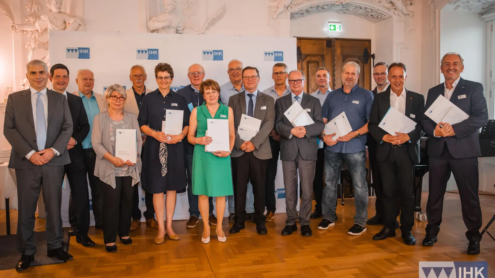 Zahlreiche Persönlichkeiten aus dem Bereich des IHK-Gremiums Bayreuth wurden vom stellvertretenden IHK-Hauptgeschäftsführer Tobias Hoffmann (2.v.l.) und IHK-Präsident Dr. Michael Waasner (l.) ausgezeichnet (Foto: Dominik Ochs )