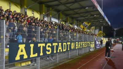 Auf große Unterstützung der Fans hofft die SpVgg auch morgen beim Flutlichtspiel gegen Wacker Burghausen. (Foto: Archiv/sd)