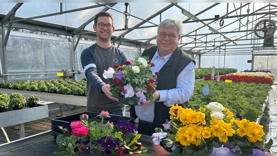 V.l.: Mitarbeiter Harald Gräbner und Stadtgartenamtsleiter Robert Pfeifer.  (Foto: jm)