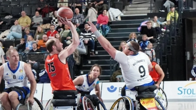 Spielertrainer und Topscorer Andre Hopp beim Korbwurf im Spiel bei den BG Baskets Hamburg. (Foto: RSV Bayreuth)