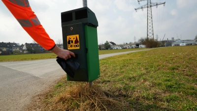 An 72 Standorten stehen übers ganze Stadtgebiet verteilt solche Spender von Hundekotbeuteln, sodass Hundefreunde ohne Probleme die Hinterlassenschaft ihres Vierbeiners aufheben und sachgerecht in einem Mülleimer entsorgen können. (Foto: red)