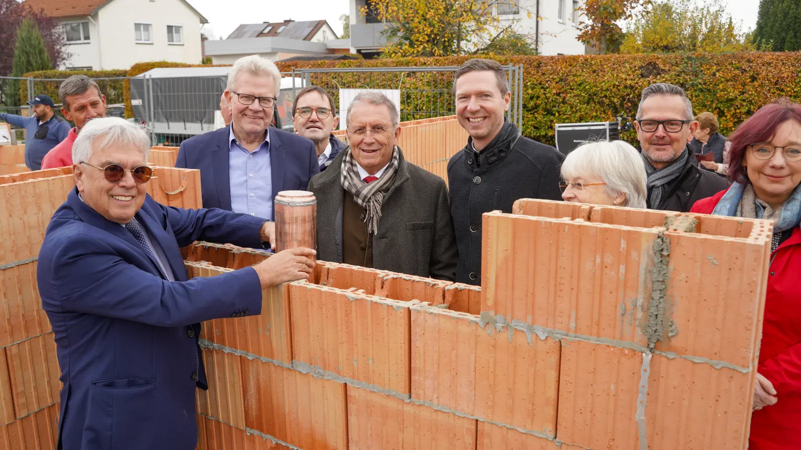 Dieter Scholl, OB Thomas Ebersberger, Bezirkstagspräsident Henry Schramm, Landrat Florian Wiedemann verbgraben gemeisam mit Geschäftsführerin Bozena Schiepert vom Caritasverband Bayreuth (re.) die Zeitkapsel bei der Grundsteinlegung.  (Foto: sd)