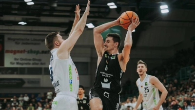 Einen energiegeladenen Kampf will der BBC am Samstag Abend bei den Dresden Titans liefern (unser Bild zeigt eine Szene mit Moritz Plescher, am Ball, aus dem Hinspiel in der Oberfrankenhalle im November). (Foto: Thorsten Ochs, ochsenfoto.de)