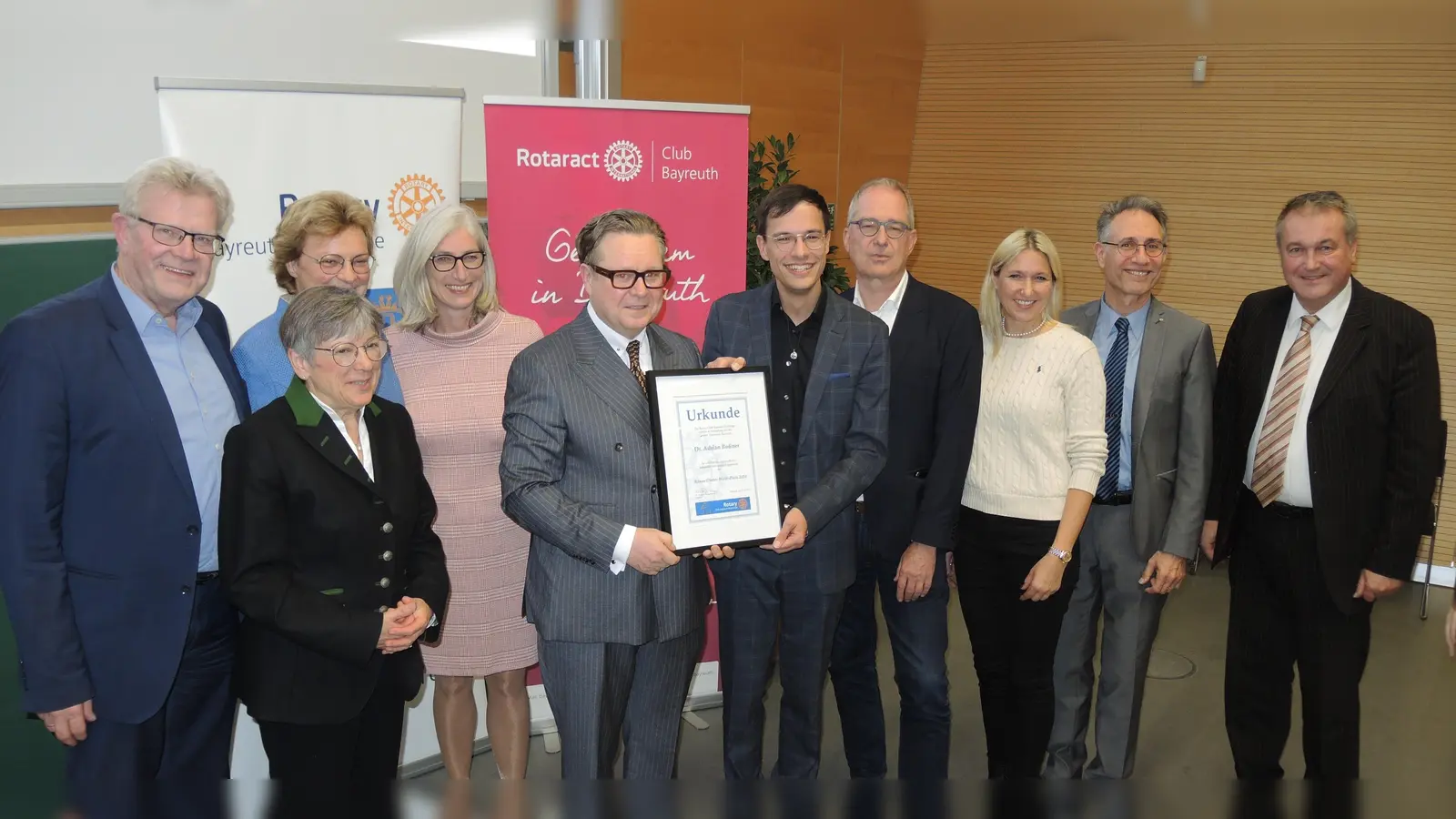 V.l. Oberbürgermeister Thomas Ebersberger, Präsidentin Bayerischer Oberster Rechnungshof Heidrun Piwernetz, MdEP Monika Hohlmeier, Heike Sedlak (Tochter von Klaus-Dieter Wolff), RC-Präsident Dr. Thomas Brüggemann, Dr. Adrian Roßner, Uni-Präsident Prof. Dr. Stefan Leible, MdB Dr. Silke Launert, Laudator Prof. Dr. Ralf Moos und stellvertretender Landrat Klaus Bauer.  (Foto: W. Munzert )