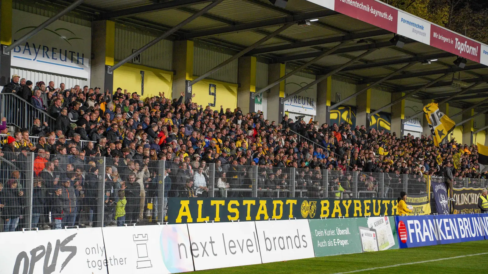 Sicherlich werden am Freitag viele Fans die Altstadt gegen die U21 des FC Bayern München anfeuern. (Foto: Archiv/sd)