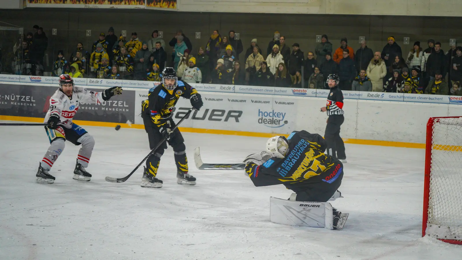 Goalie Ilya Andryukhov, hier in voller Aktion bei einer Parade gegen Memmingen, ist ein konstanter Rückhalt der onesto Tigers. (Foto: sd)