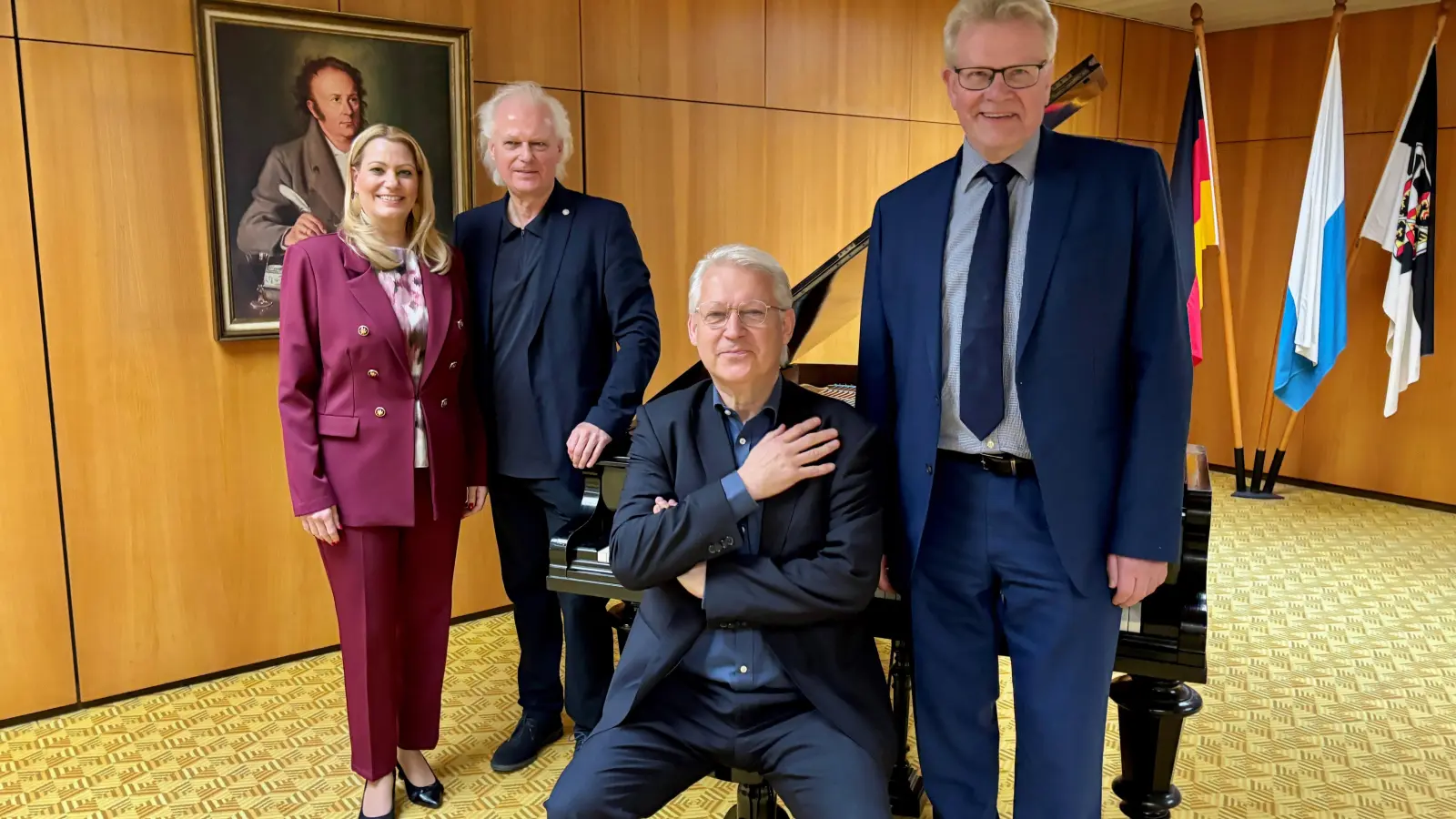 Johannes (2. v. li.) und Eduard Kutrowatz (sitzend) mit Oberbürgermeister Thomas Ebersberger sowie Landesrätin Daniela Winkler. (Foto: Stadt Bayreuth)