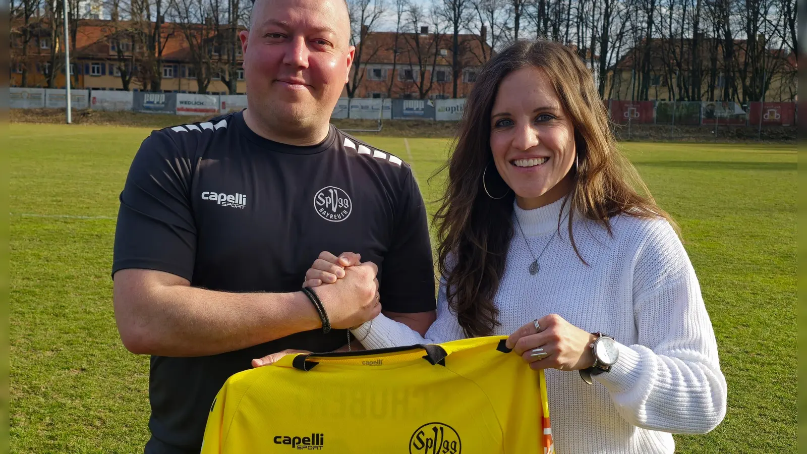 Cheftrainer Lukas Kling, hier mit Geschäftsführerin Dr. Nicole Kalemba, hat seinen Vertrag bei der SpVgg Bayreuth verlängert. (Foto: SpVgg Bayreuth)