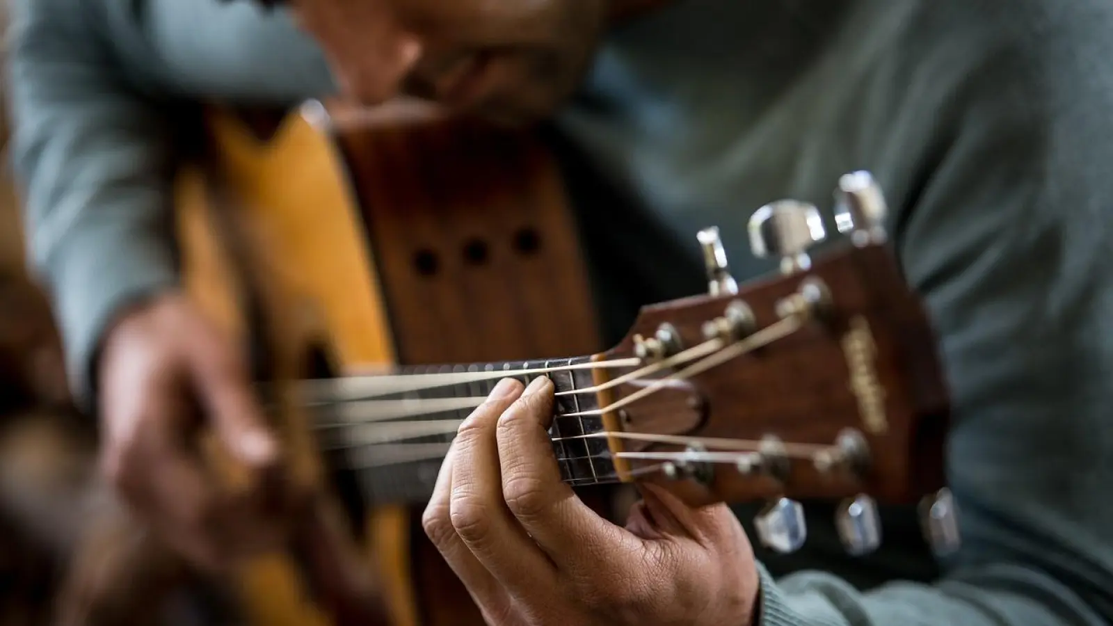Der gemeinnützige Verein „Jelgi – Jeder lernt Gitarre“ veranstaltet in der RW21 Stadtbibliothek einen Gitarrenkurs.  (Foto: Pixabay)