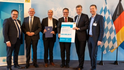 Übergabe des Förderbescheides im StMWLE in München: von links: Staatssekretär Tobias Gotthardt; Johann Kalb, Landrat Landkreis Bamberg; Matthias Fischer, Projektmanager Oberfranken Offensiv; Florian Luderschmid, Regierungspräsident Oberfranken; Dr. Oliver Bär, Landrat Landkreis Hof; Florian Wiedemann, Landrat Landkreis Bayreuth. <br><br> (Foto: StMWi/E. Neureuther)