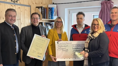 Klaus Bauer (stellv. Landrat), Franc Dierl (MdL und CSU-Kreisvorsitzender Bayreuth-Land), Dr. Silke Launert (MdB), Michael Eichner (Bereitschaftsleiter Bergwacht), Sabine Habla (stellv. CSU-Kreisvorsitzende) und Andreas Becker (Bereitschaft Bergwacht).  (Foto: red )