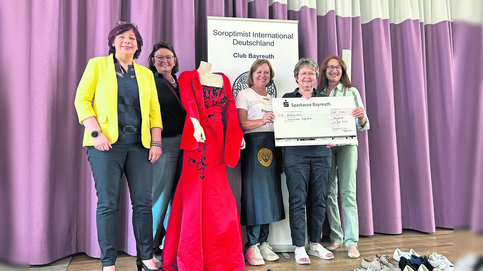 V.l.: Bozena Schiepert von der Caritas, Helene Neumann, Waltraud Behmer und Petra Schertel alle Soroptimist Bayreuth, und Regina Daser vom Frauenhaus. (Foto: red )